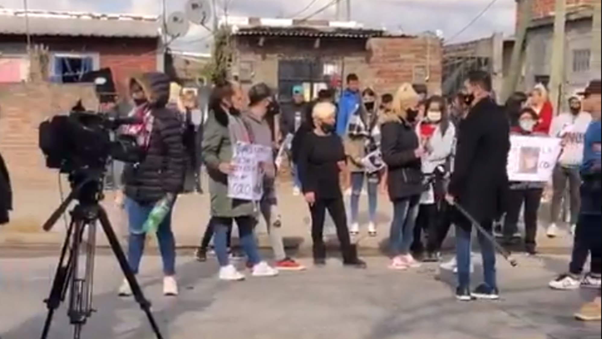 Los manifestantes se presentaron con carteles con el nombre de la chica y quemaron neumáticos para visibilizar su reclamo.