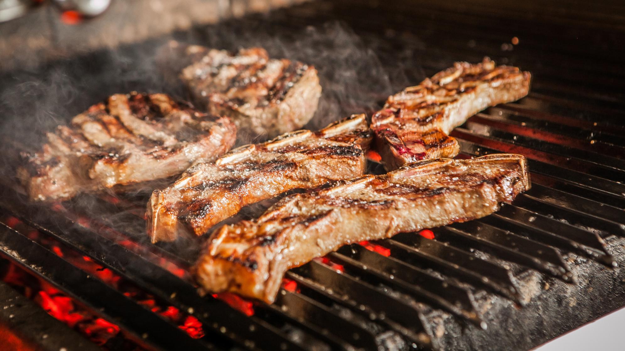 La carne a la parrilla es una de las opciones más sabrosas para festejos.