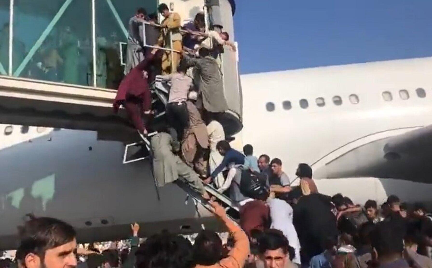 Miles de personas intentaban huir de Afganistán. (Captura de pantalla). 