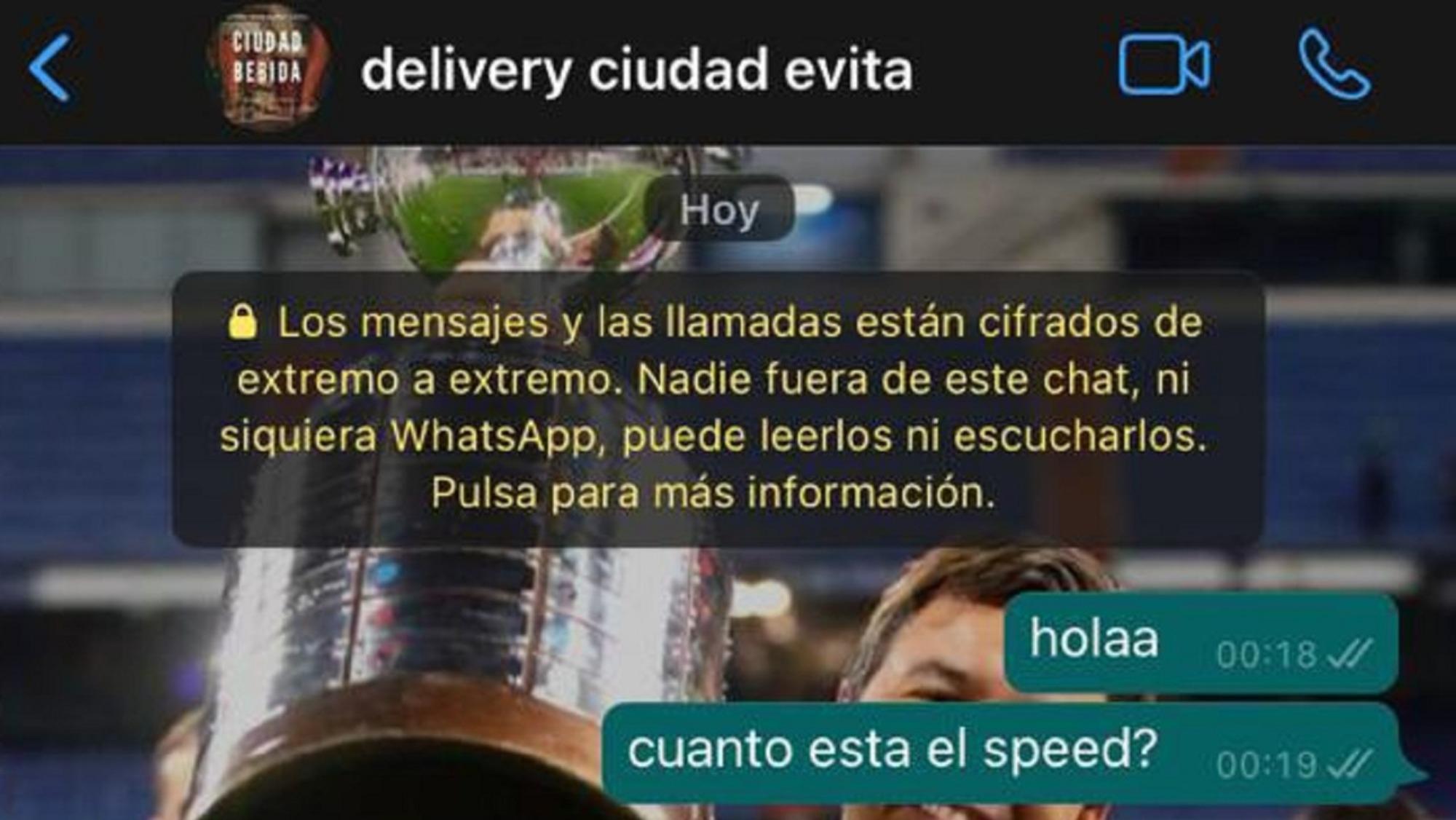 El usuario de Twitter compartió la captura de pantalla de su conversación por WhtasApp con el delivery, quien lo descolocó con la respuesta. 