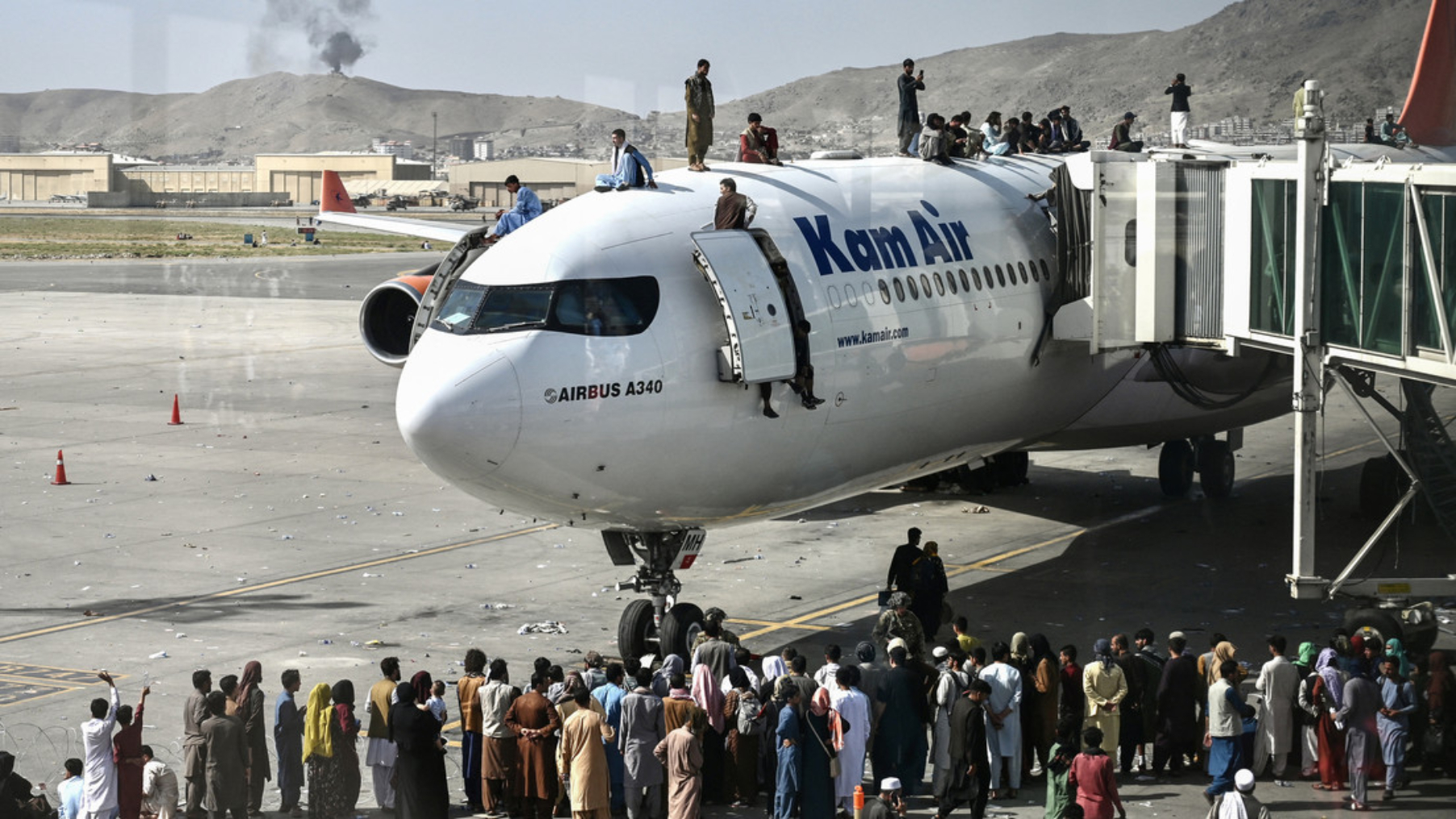 Tras la caída del gobierno afgano, miles de personas corrieron al aeropuerto de Kabul para escapar del país.