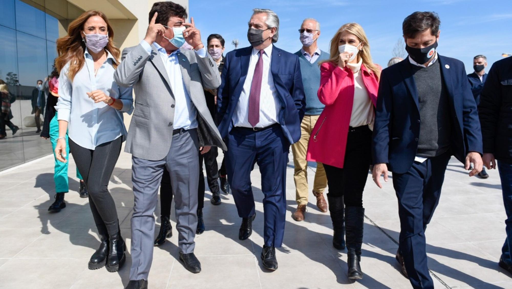 Fernando Espinoza, Alberto Fernández, Verónica Magario y Axel Kicillof, entre otros, durante la recorrida por La Matanza.