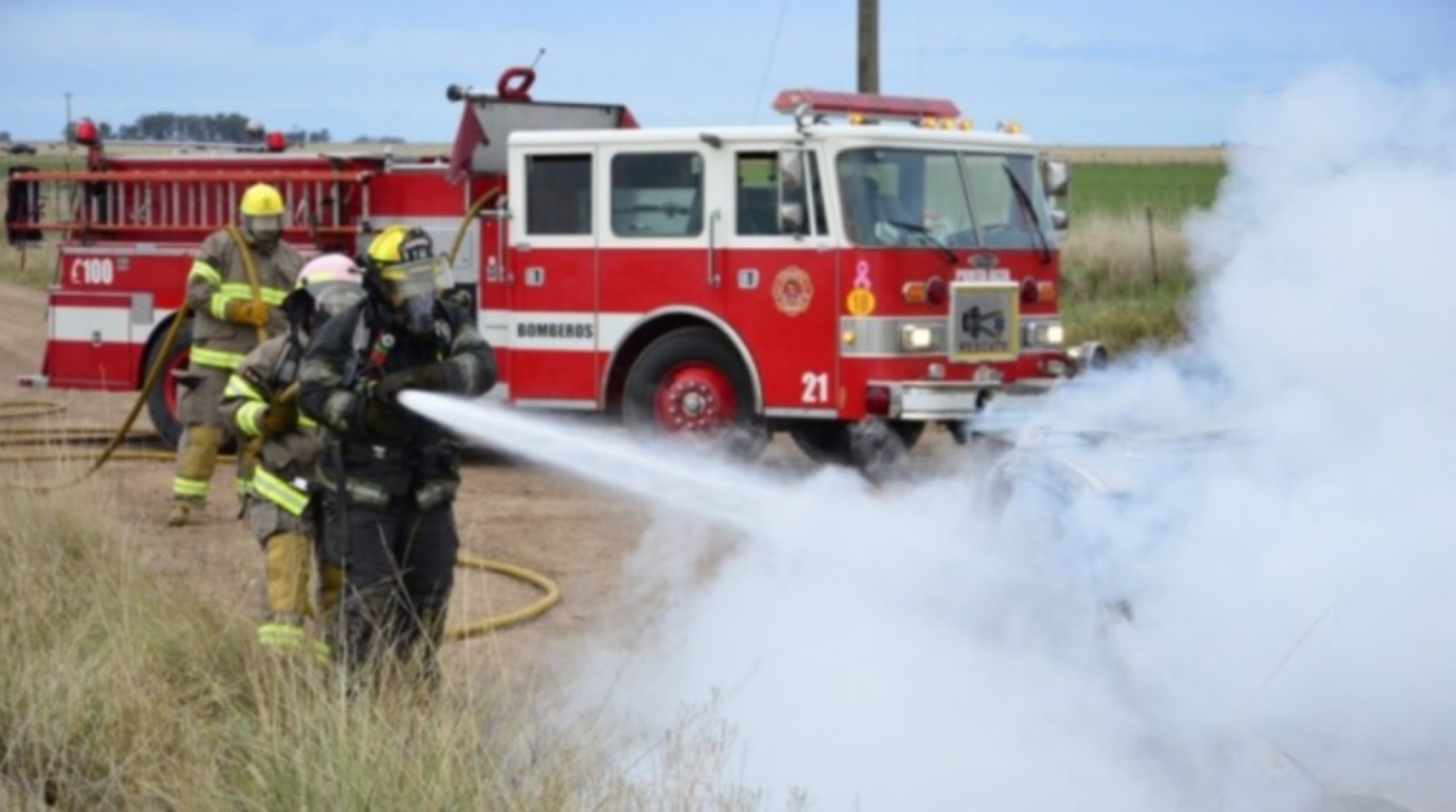 Los bomberos de Luján se encargaron de extinguir las llamas en el rodado.