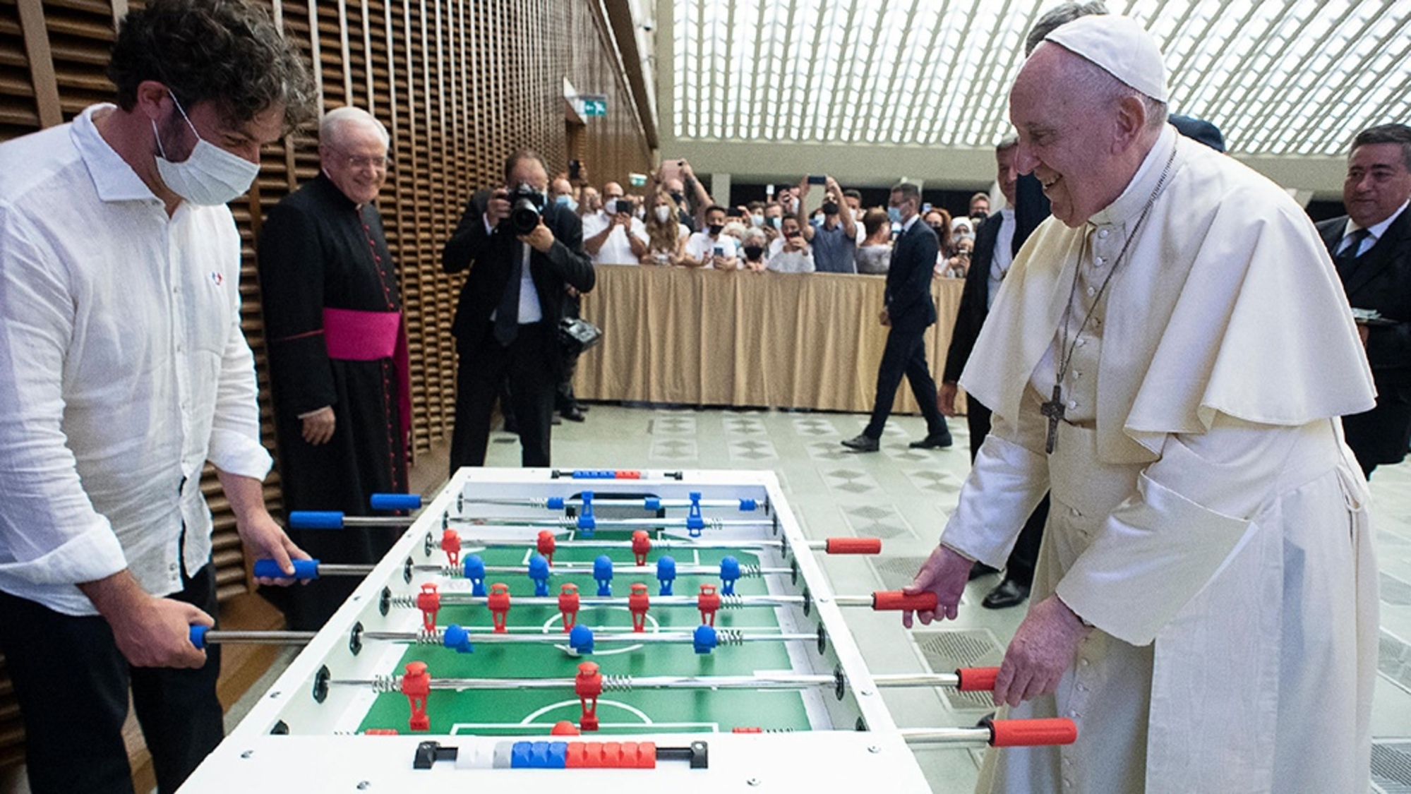 Francisco jugó al metegol que estaba preparado a un costado del Aula Pablo VI del Vaticano.