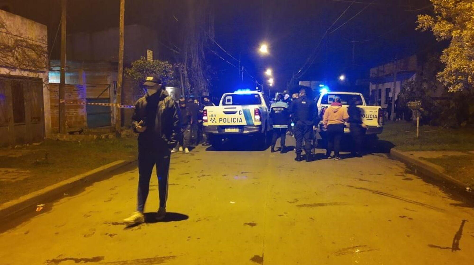 Policías en 35 bis entre 126 y 127, Villa Catella, La Plata (Gentileza El Día). 