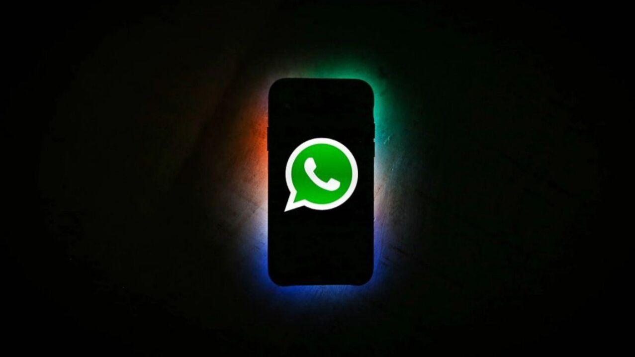 El modo super oscuro de WhatsApp te permitirá ahorrar un poco más de bateria.