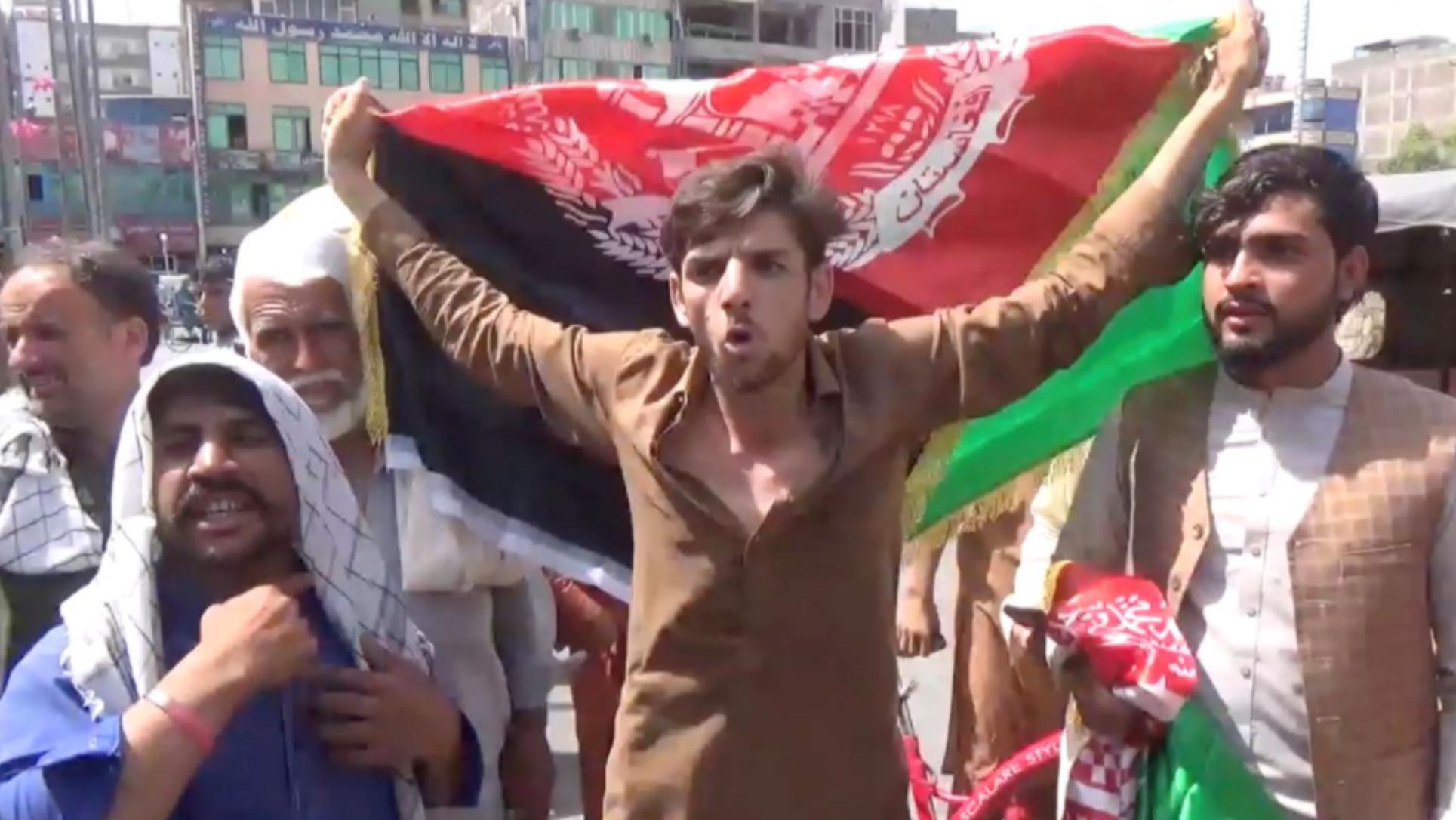 Manifestantes muestran la tradicional bandera afgana en señal de protesta contra los talibanes (Afghan news).