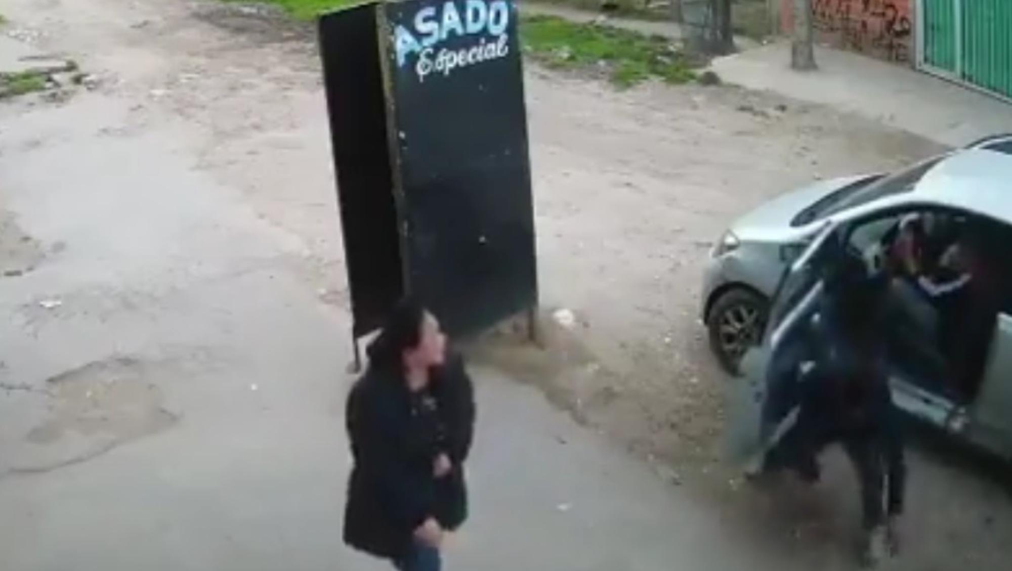 El momento en el que los delincuentes roban el vehículo a una pareja (captura de video).