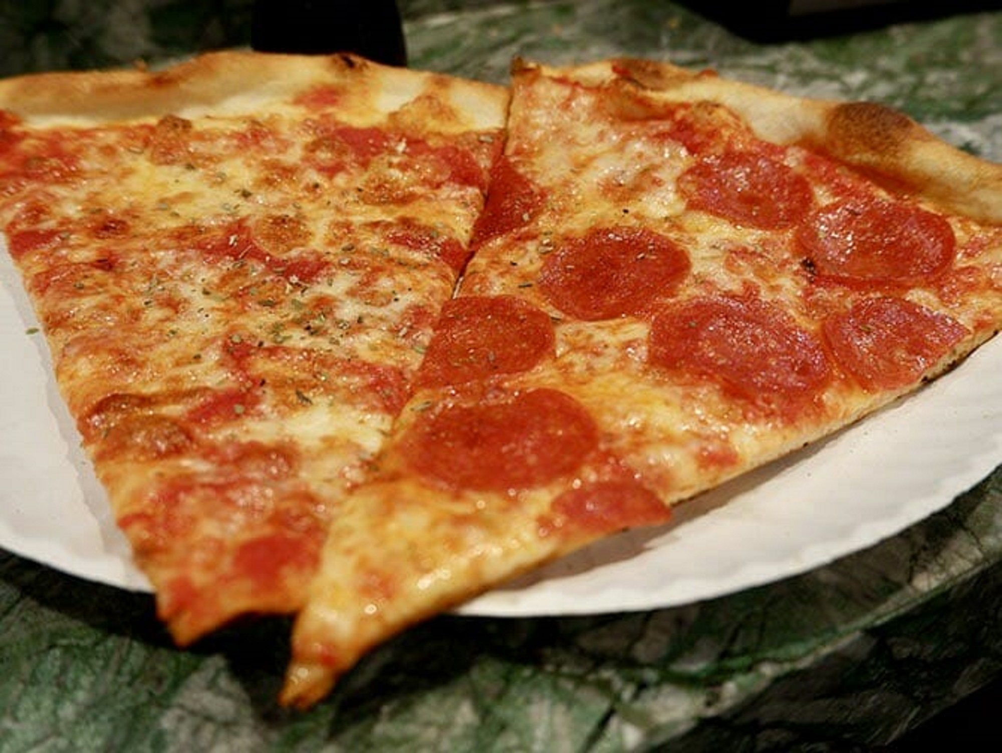 La cadena SBARRO penetra en la frontera argentina y traerá la clásica pizza yankee: gigante, finita y blanda.