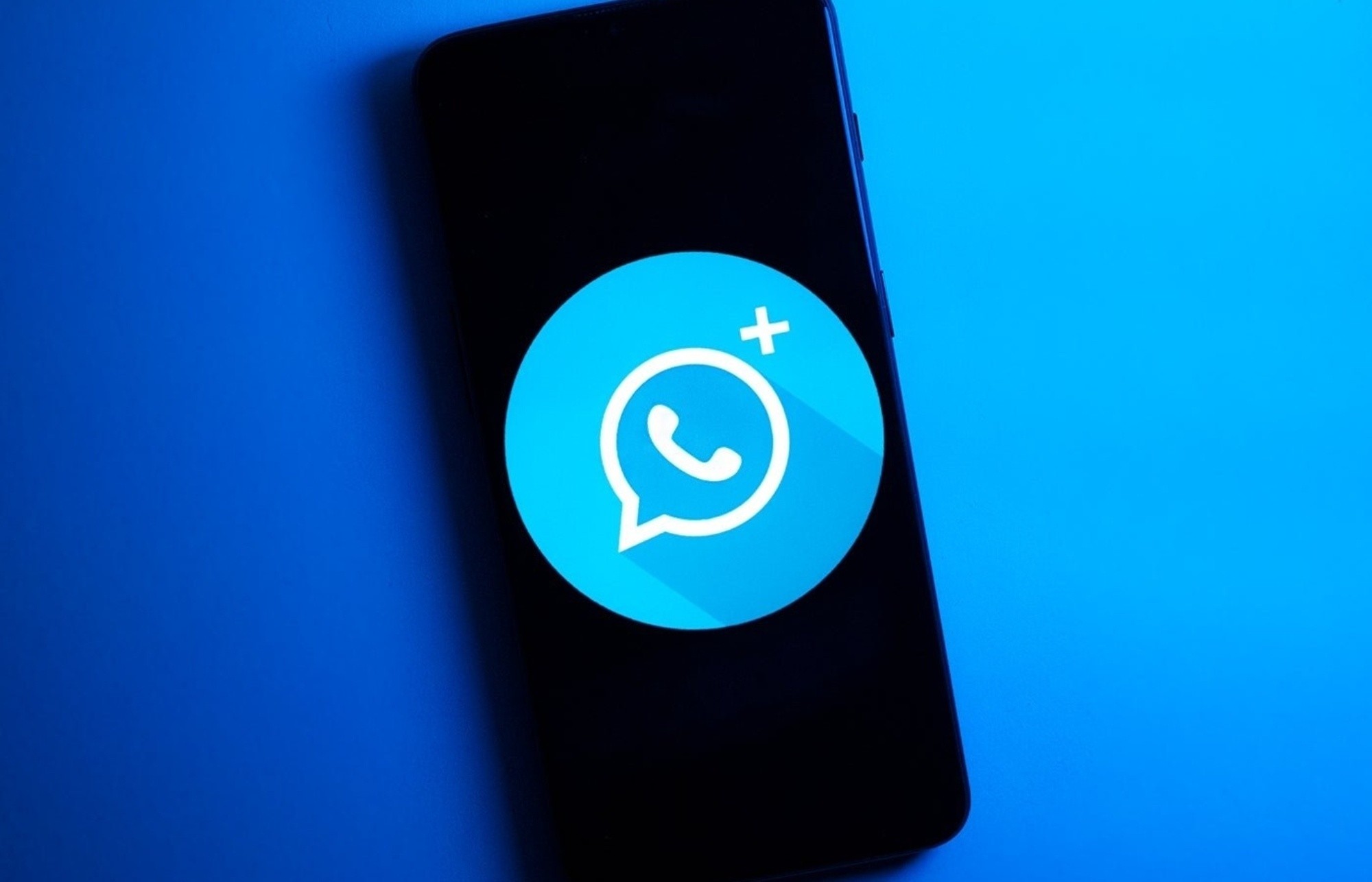 La versión azul permite elegir el color y tipografía de tus conversaciones, además de notificarte cuando un contacto está en línea.