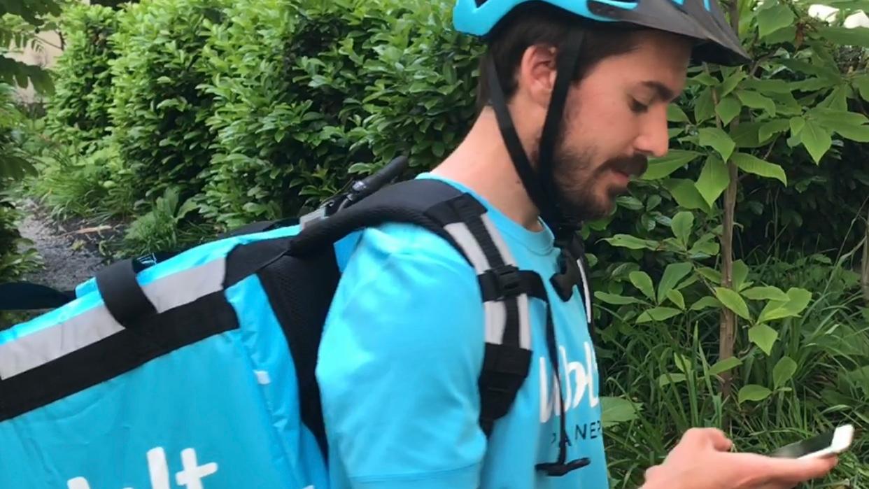 Gonzalo Pérez trabajó durante once meses como repartidor de comida en Alemania con una bicicleta alquilada y detalló toda su experiencia en su cuenta oficial de Twitter. Fuente: (Twitter soygonzaloperez)