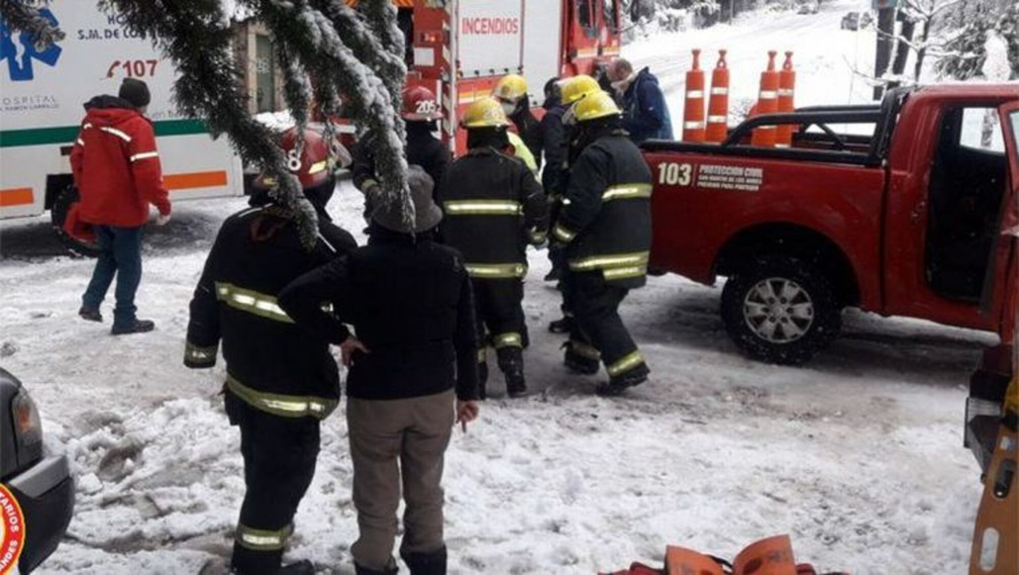 Los peritos trabajan en el lugar de la tragedia.