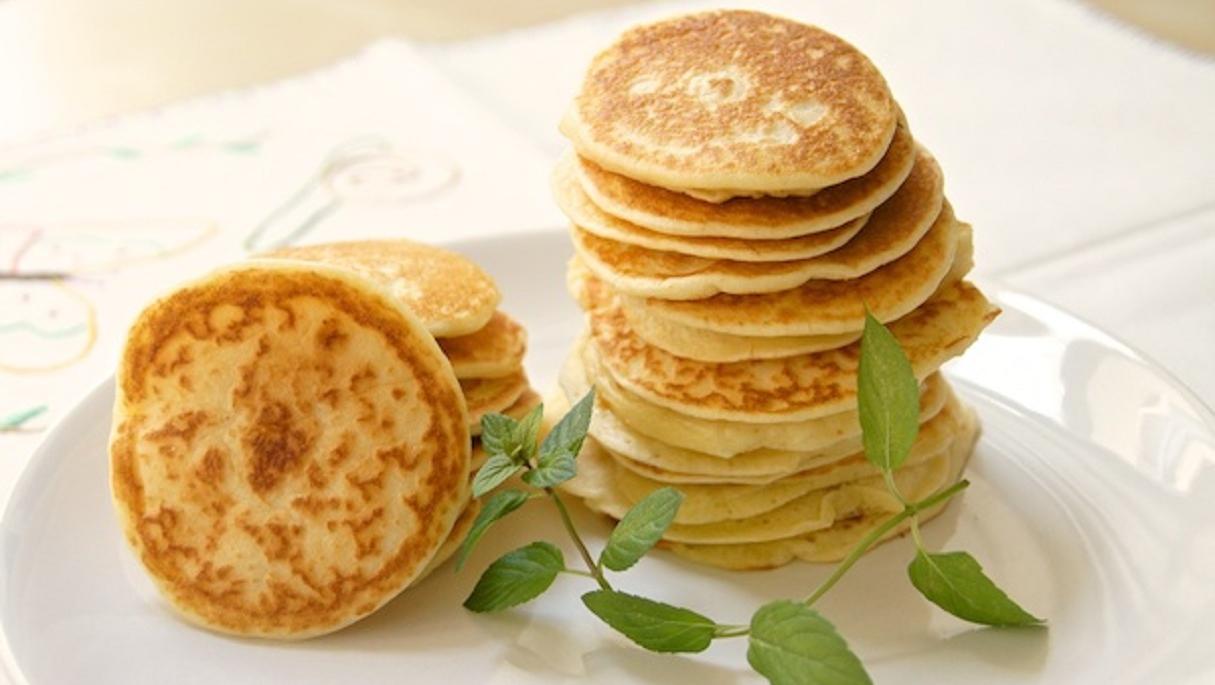 Los blinis son un clásico de la gastronomía rusa que hoy día se cocinan en todo el mundo, especialmente para utilizar como canapés y combinar con ingredientes dulces y salados.