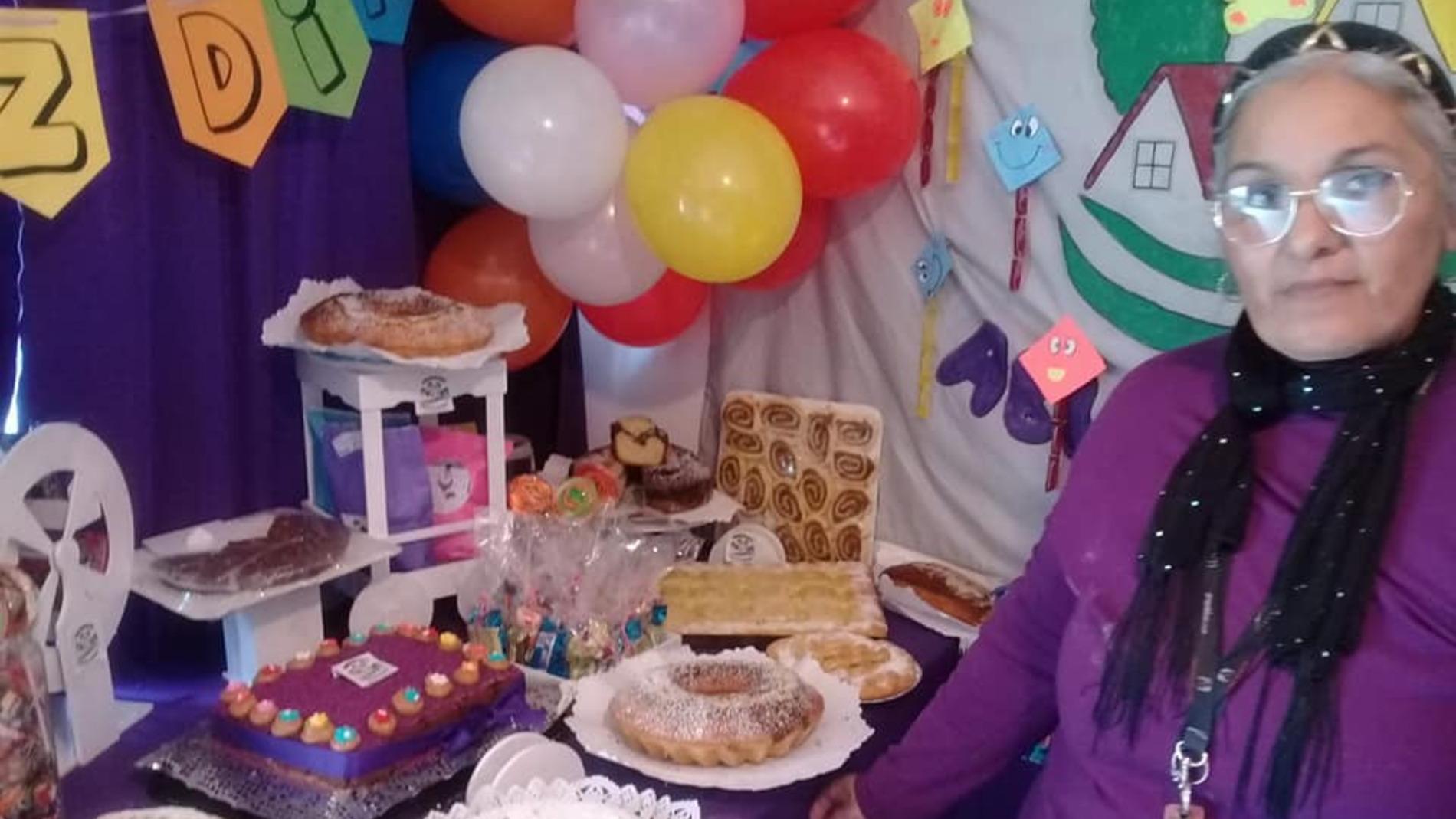 Stella Maris posa junto a la merienda que prepararon para el Día del Niño.