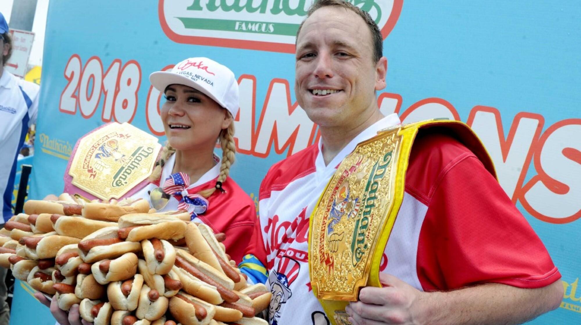 Joey Chestnut, de 37 años, logró una nueva victoria en la tradicional competencia que organiza la firma Nathan’s (EFE).  