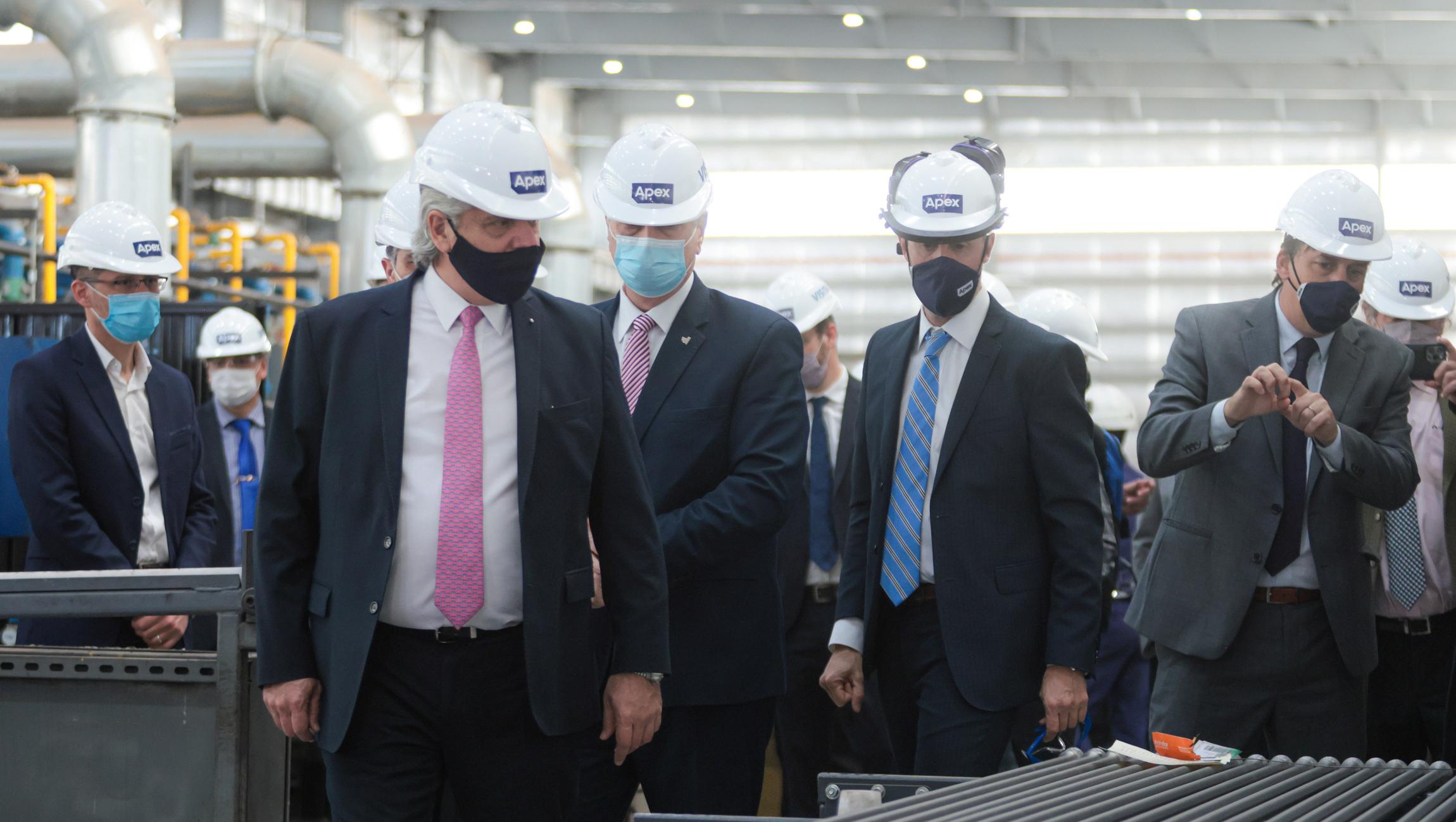 Alberto Fernández visitó las instalaciones de la empresa Apex Metalúrgica.