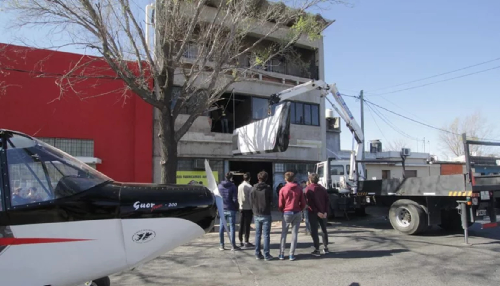 La avioneta fue construida desde cero en el lugar y puede llevar hasta cuatro tripulantes (imagen El Diario de la República).