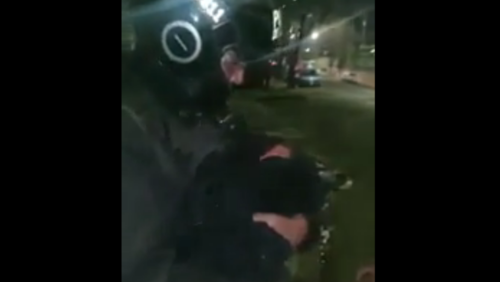 El momento en el que la recién nacida es acurrucada por un policía de la Ciudad (captura de video).