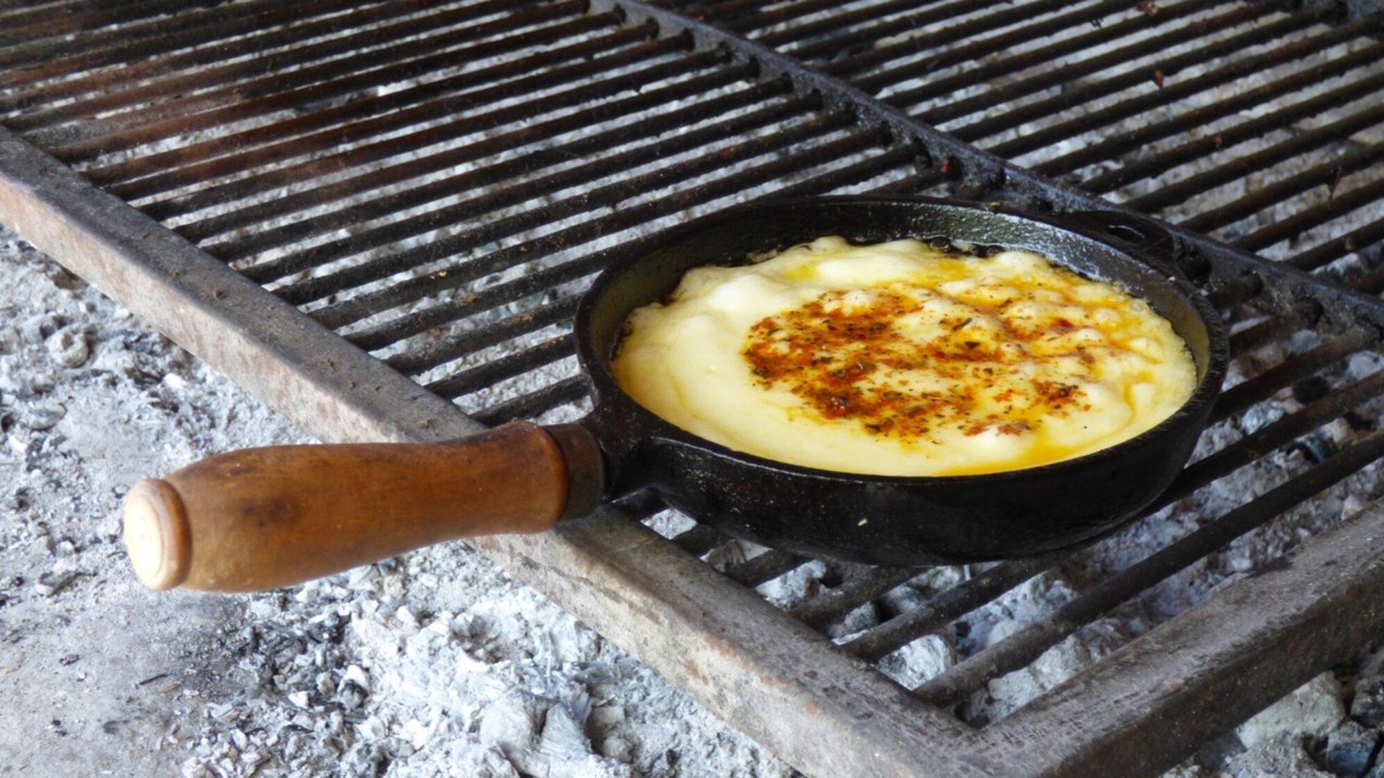 La provoleta a la parrilla es una buena previa antes de servir la carne. 