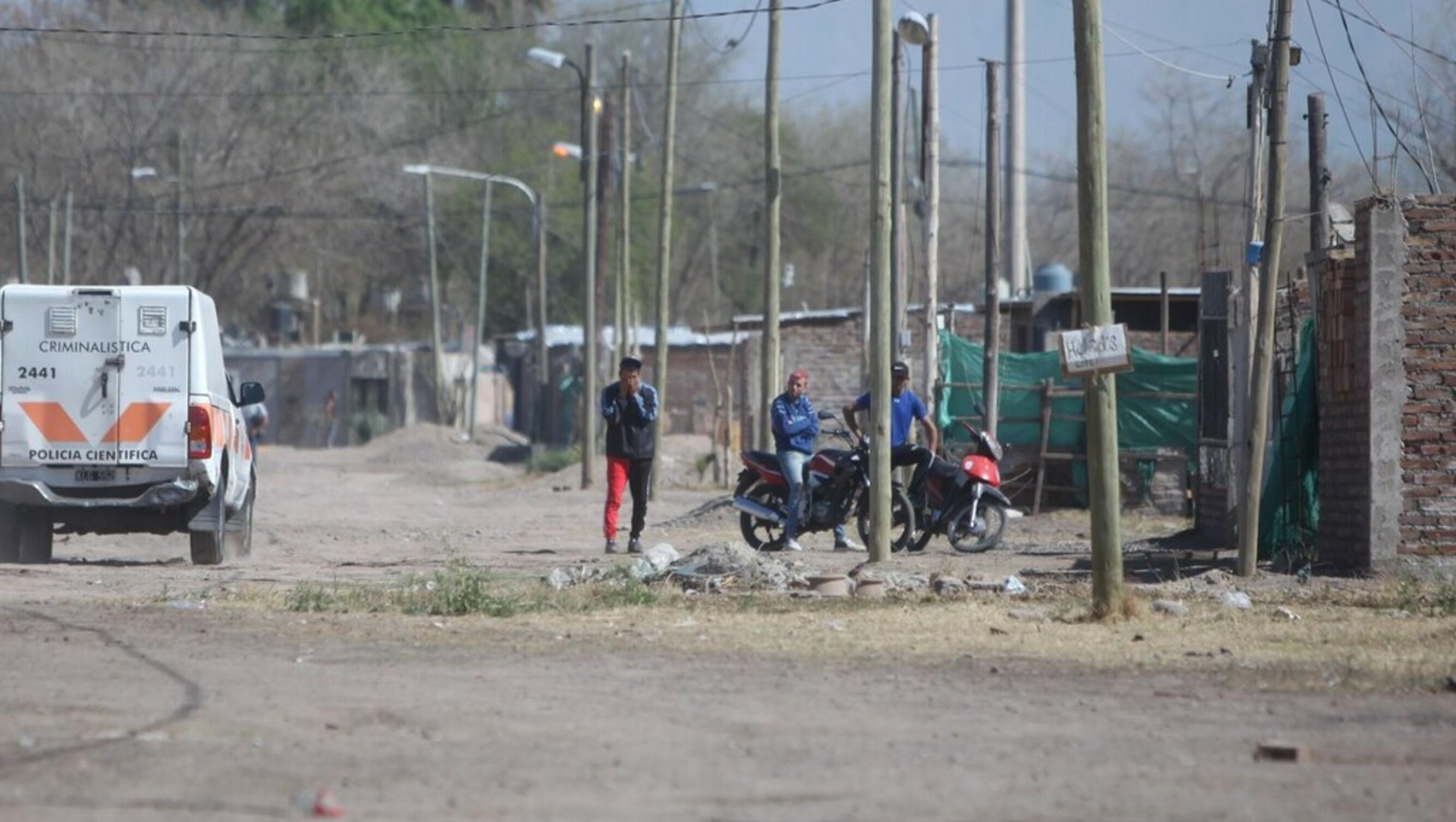 El dolor de los vecinos al enterarse la muerte de los menores en el incendio de una modesta vivienda.