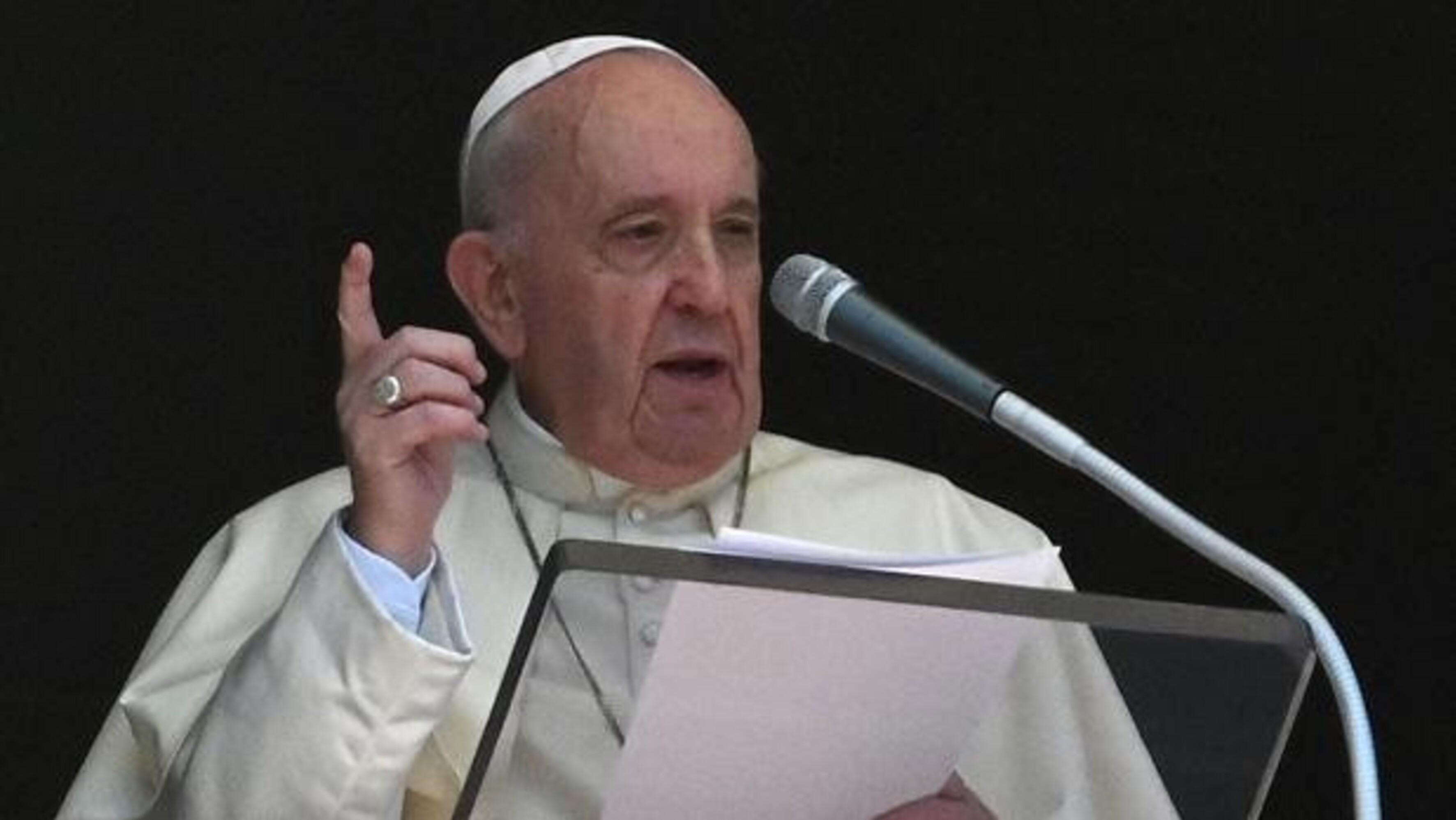 El Papa Francisco durante el rezo del Ángelus este domingo.