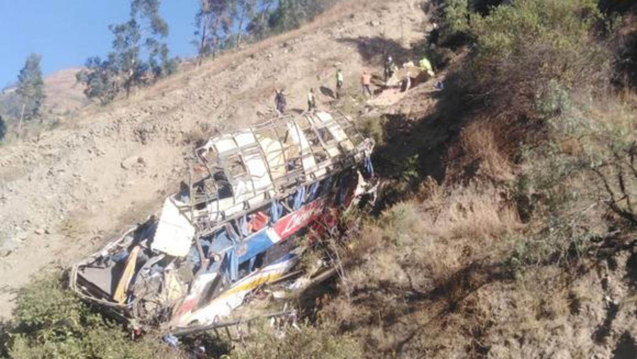 Hasta el momento son 26 muertos y varios heridos tras el trágico accidente del ómnibus que despistó y cayó desde 200 metros de altura. (Gentileza:Trome.pe)