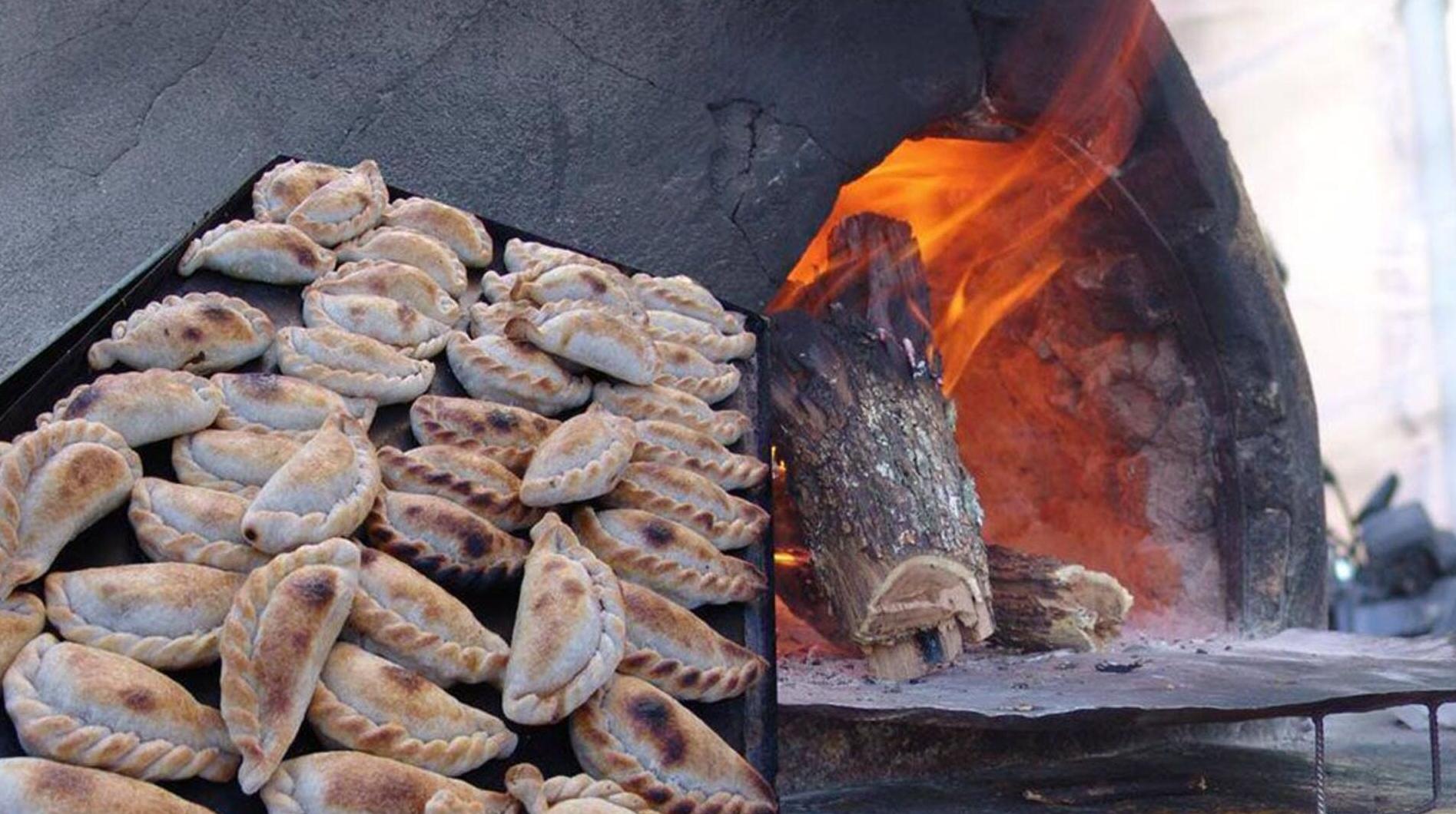 Las empanadas al horno de barro son una delicia argentina. 