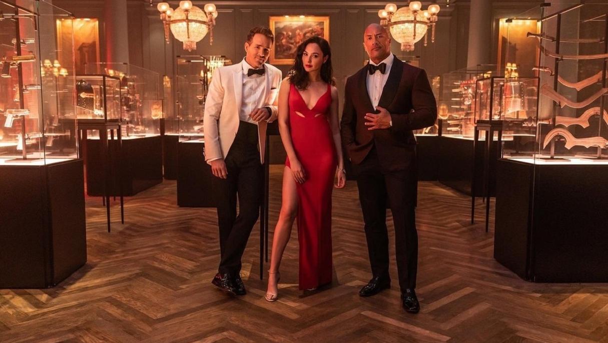 El servicio de streaming estrenó el primer tráiler oficial del costoso film protagonizado por Dwayne Johnson, Ryan Reynolds y Gal Gadot.