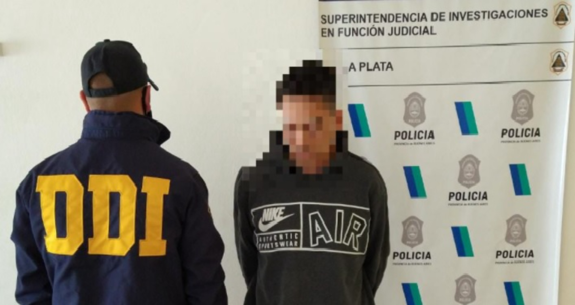 Este es el joven que fue apresado por los funcionarios policiales.