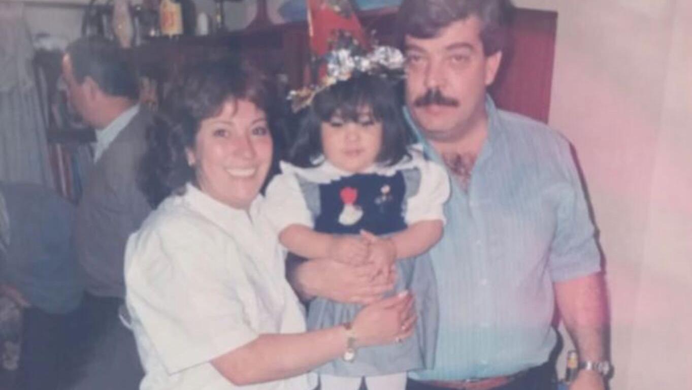 Constanza junto a sus padres adoptivos, Alfredo y Leticia, en su cumpleaños.