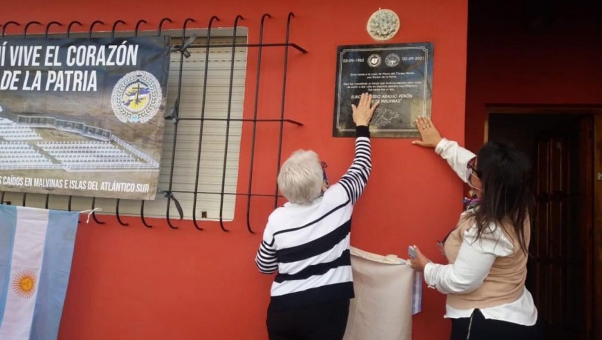 María del Carmen y Fernanda, madre e hija del soldado homenajeado en Colón, Entre Ríos (gentileza elentrerios.com)..