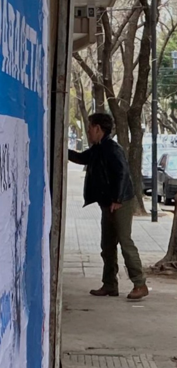 Alfredo Casero, vandalizando el afiche.