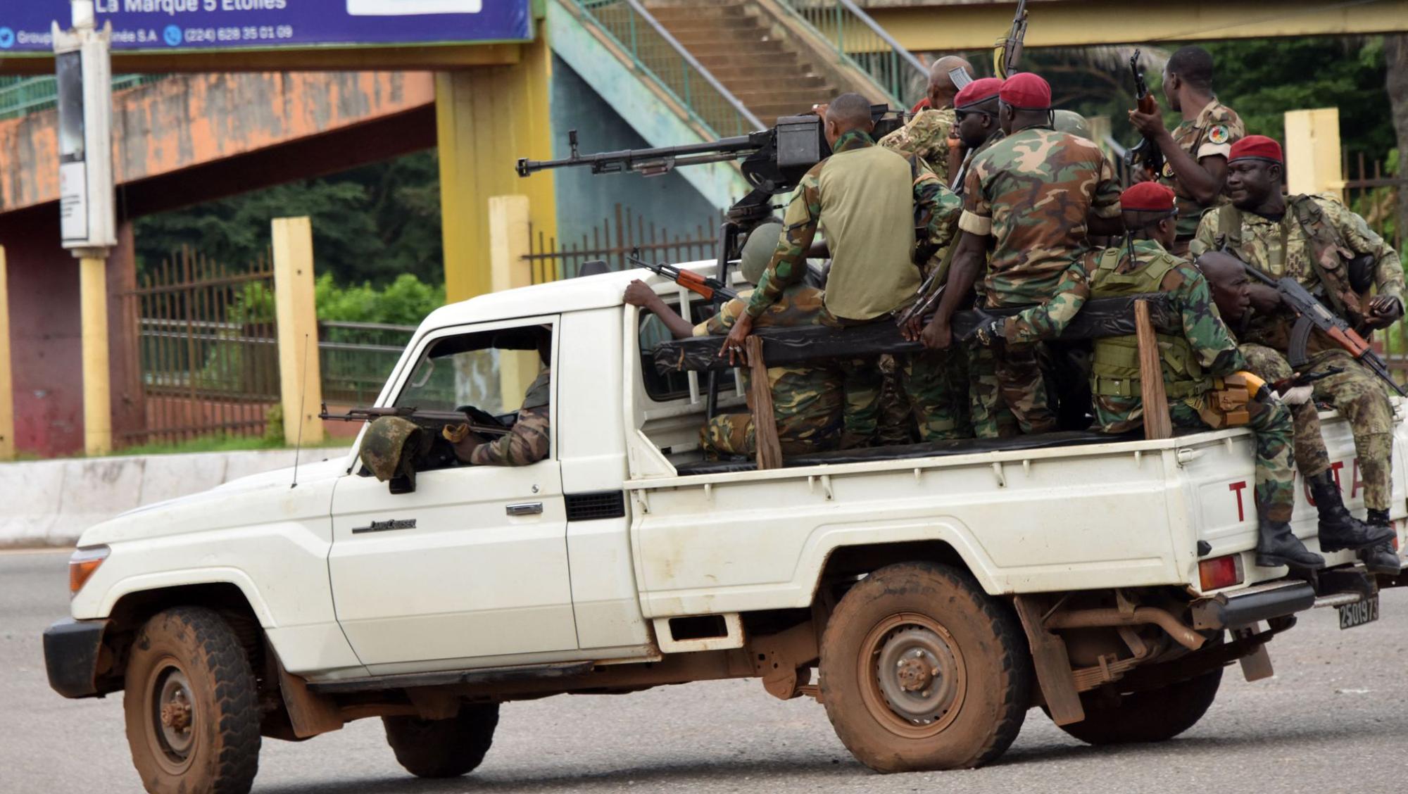 Soldados guineanos circulan este domingo por Conakry, capital de ese país (AFP).