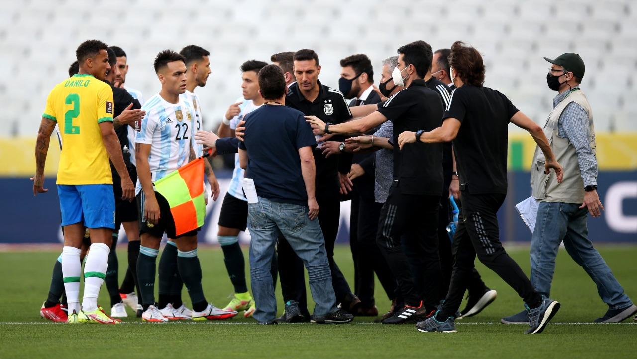 El momento en que los emisarios de Anvisa y la policía invaden el campo de juego.