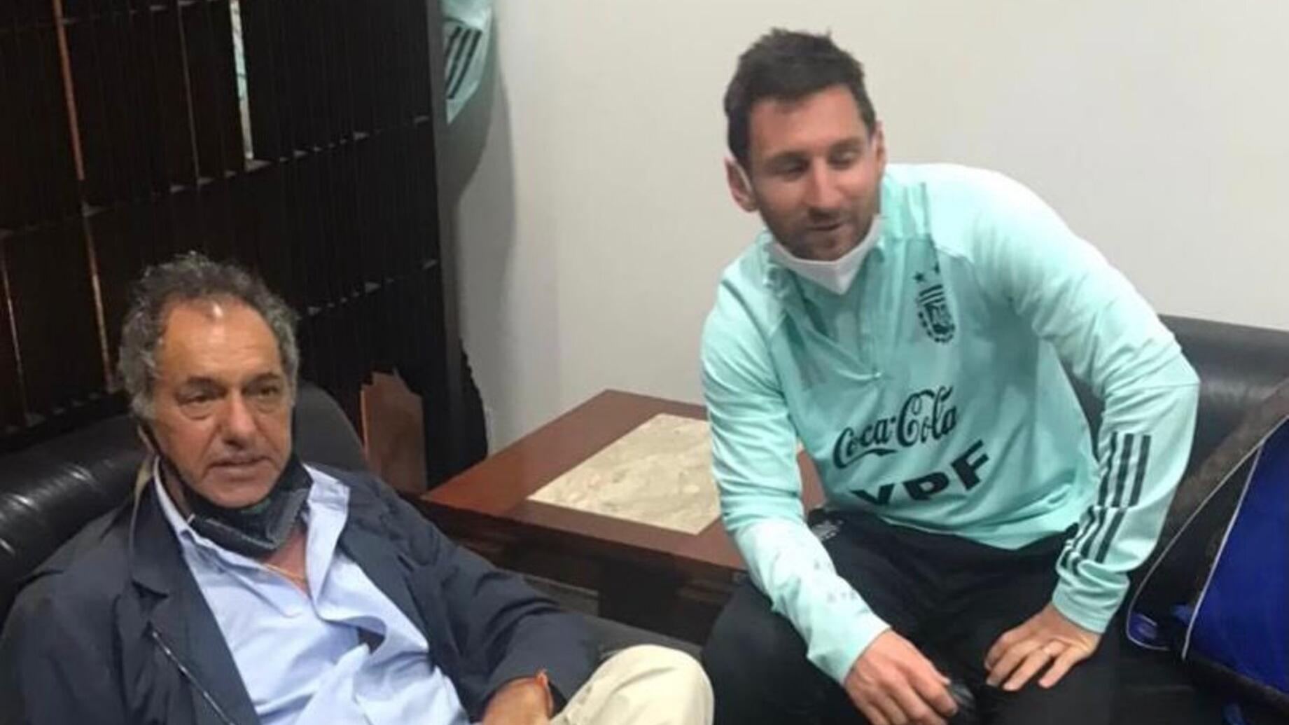 Lionel Messi junto a Daniel Scioli en el aeropuerto.