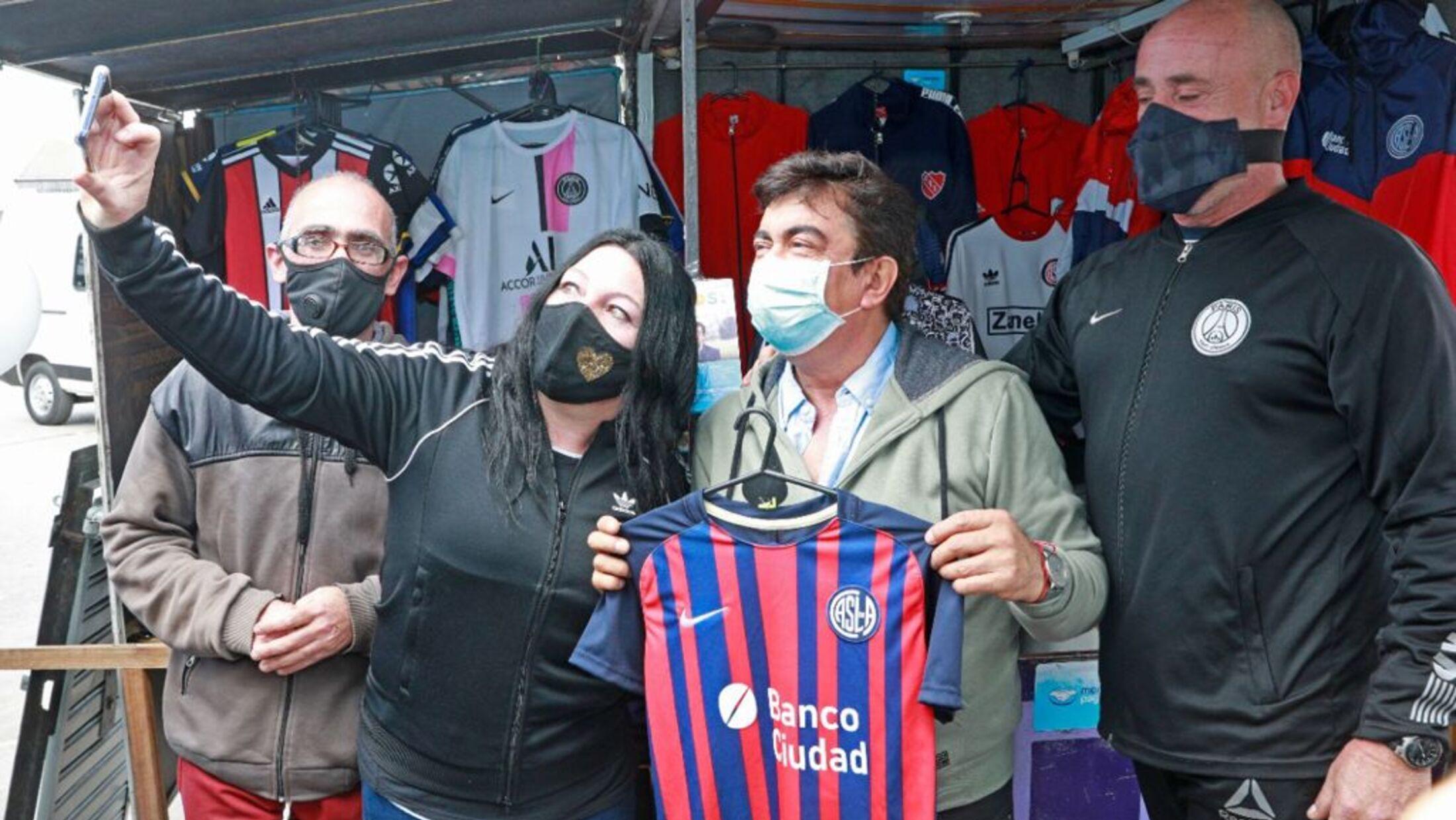 El intendente de La Matanza, Fernando Espinoza, recorrió el centro comercial de Laferrere.