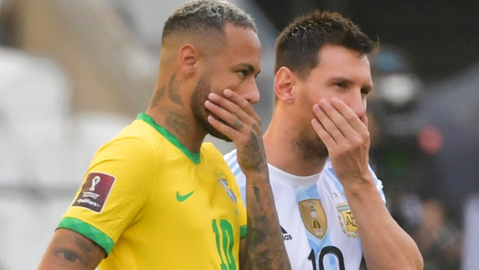 Neymar y Lionel Messi, apenas si pudieron tocar la pelota en el partido entre Brasil y Argentina por las Eliminatorias.