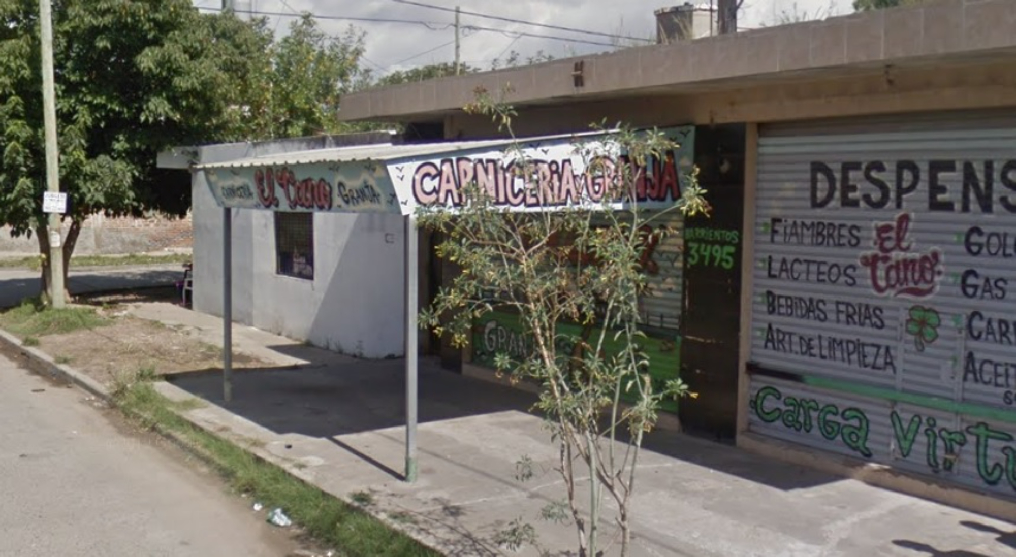 El trabajador agredido fue auxiliado por los empleados de este comercio.