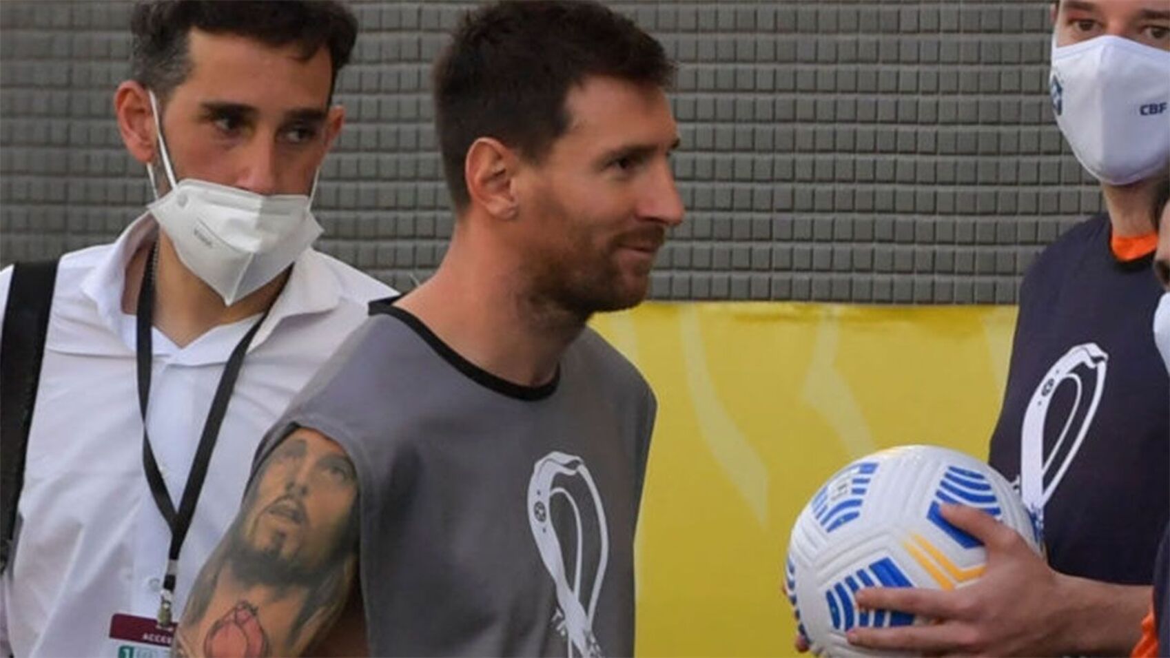 Messi salió del vestuario con una pechera de fotógrafo y llamó la atención de las personas.