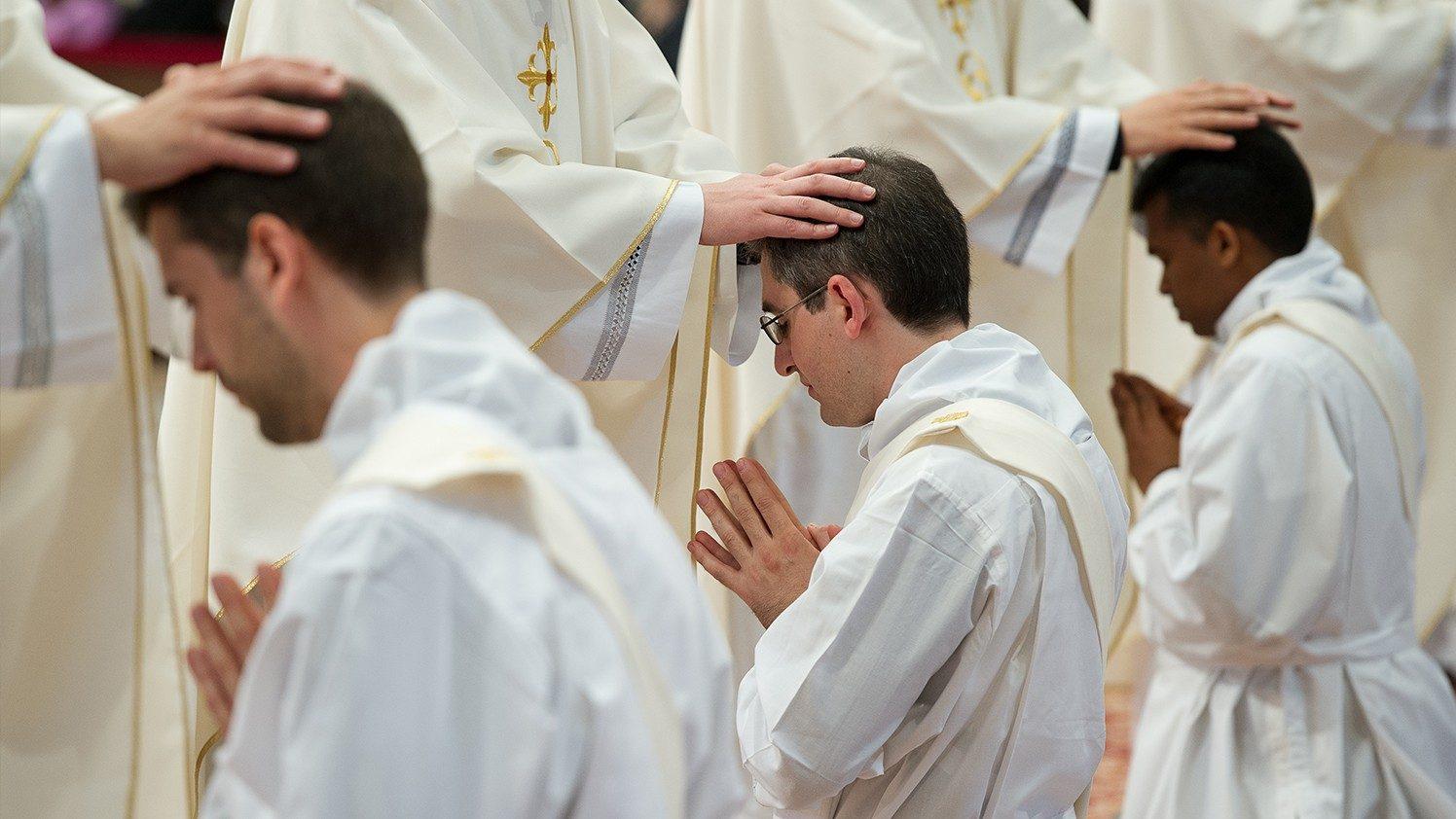 Las acciones de los sacerdotes son observadas por el Vaticano (Imagen ilustrativa).