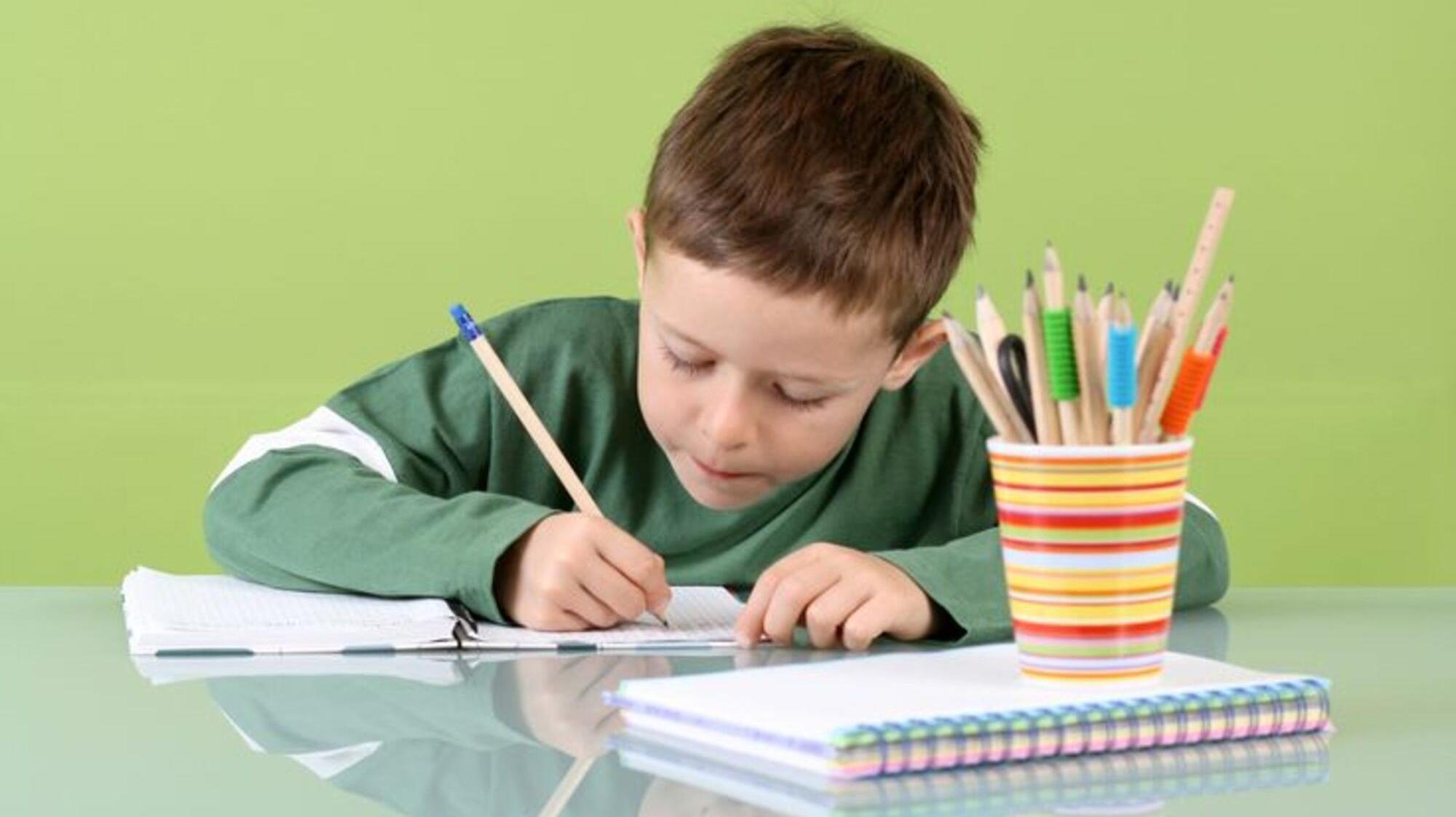 En la mochila de niñas y niños no pueden faltar los útiles escolares. 