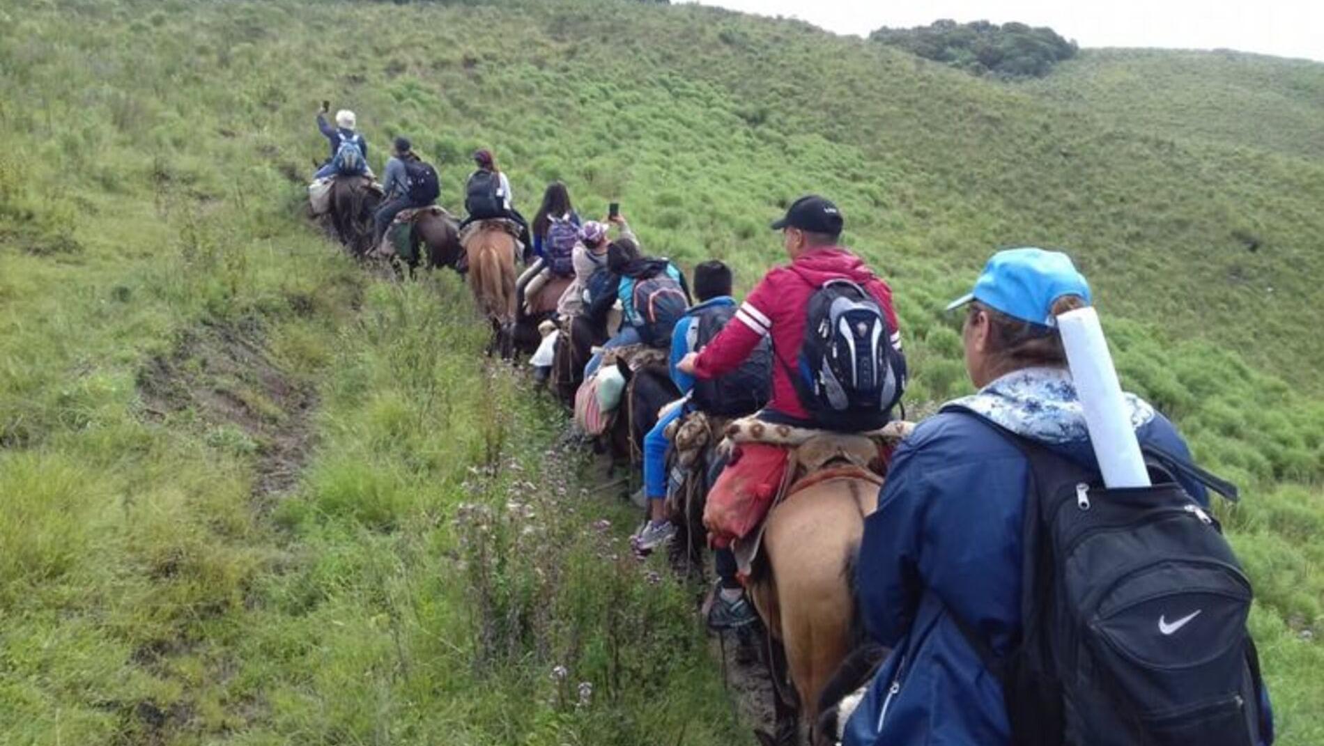 Enzo Aguirre enseña matemática y va a la escuela a caballo.