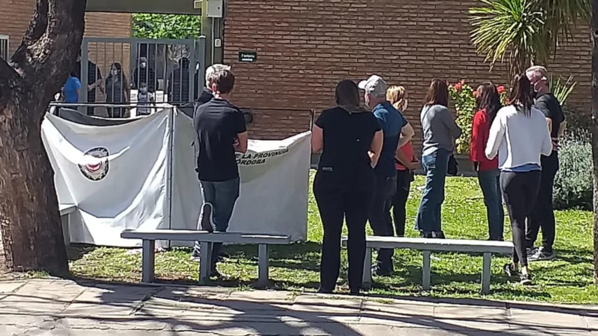 Votantes fuera del centro educativo que vivió la tragedia en la mañana de elecciones.