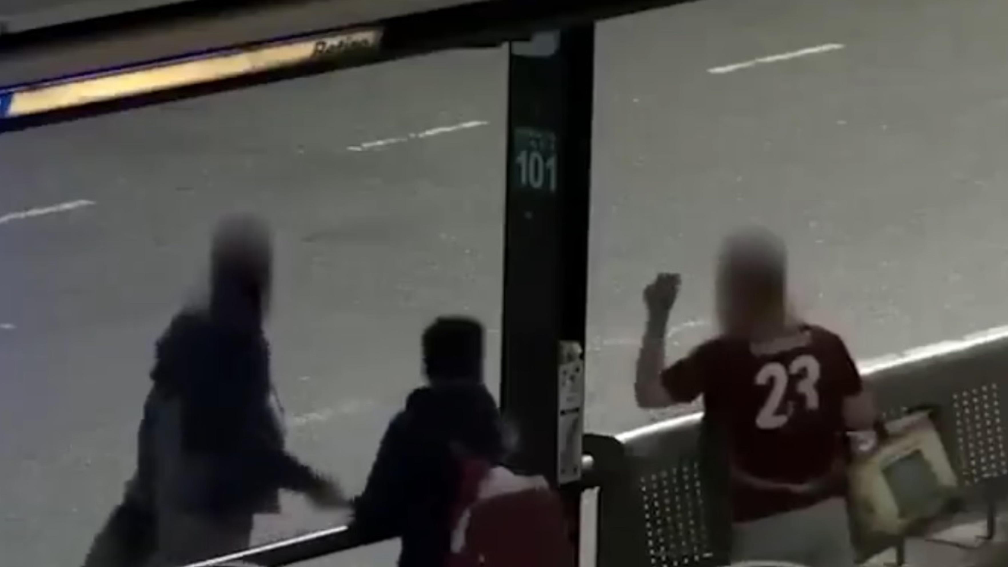 Así la pareja intentaba amedrentar al sujeto que estaba esperando el colectivo. (Captura video)