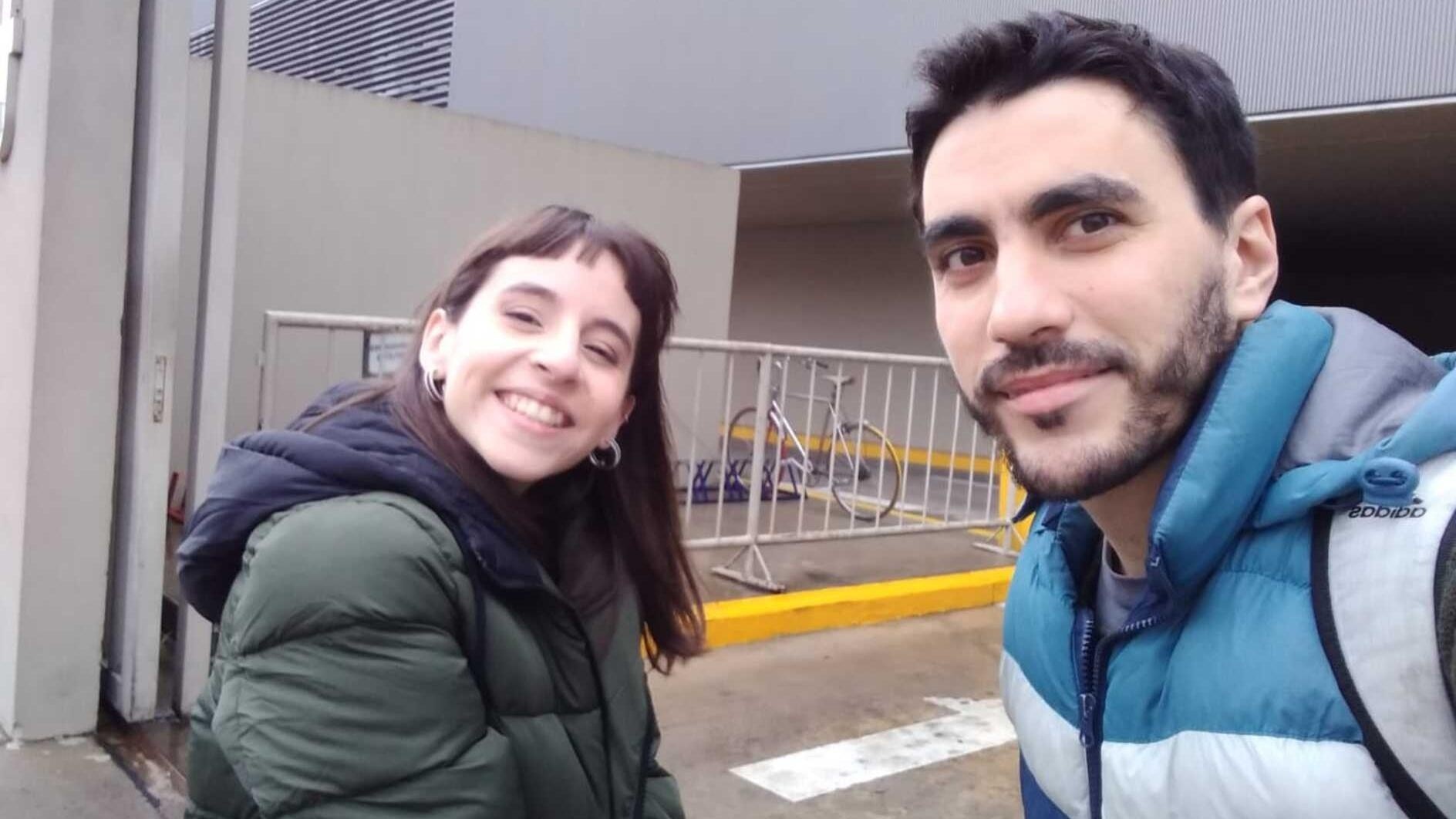 Martina Barraza y Brian Parkinson se reencontraron en la puerta del estudio para competir frente a frente en Pasapapalbra (Twitter).