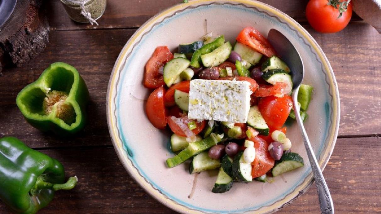 Así se cocina la ensalada más popular de Grecia.