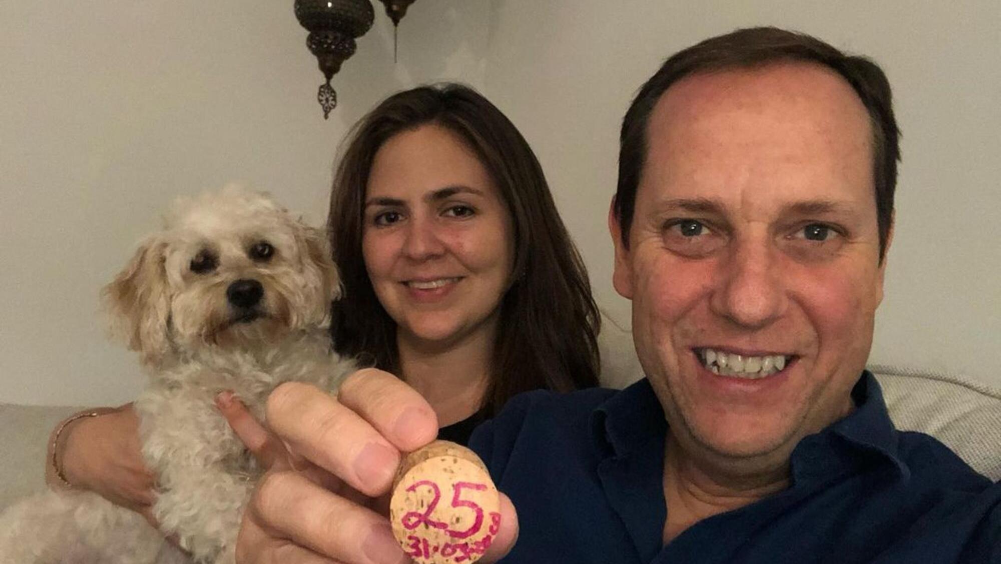 El relator mexicano Paco Villa junto a su esposa y hermanastra, Ethel.