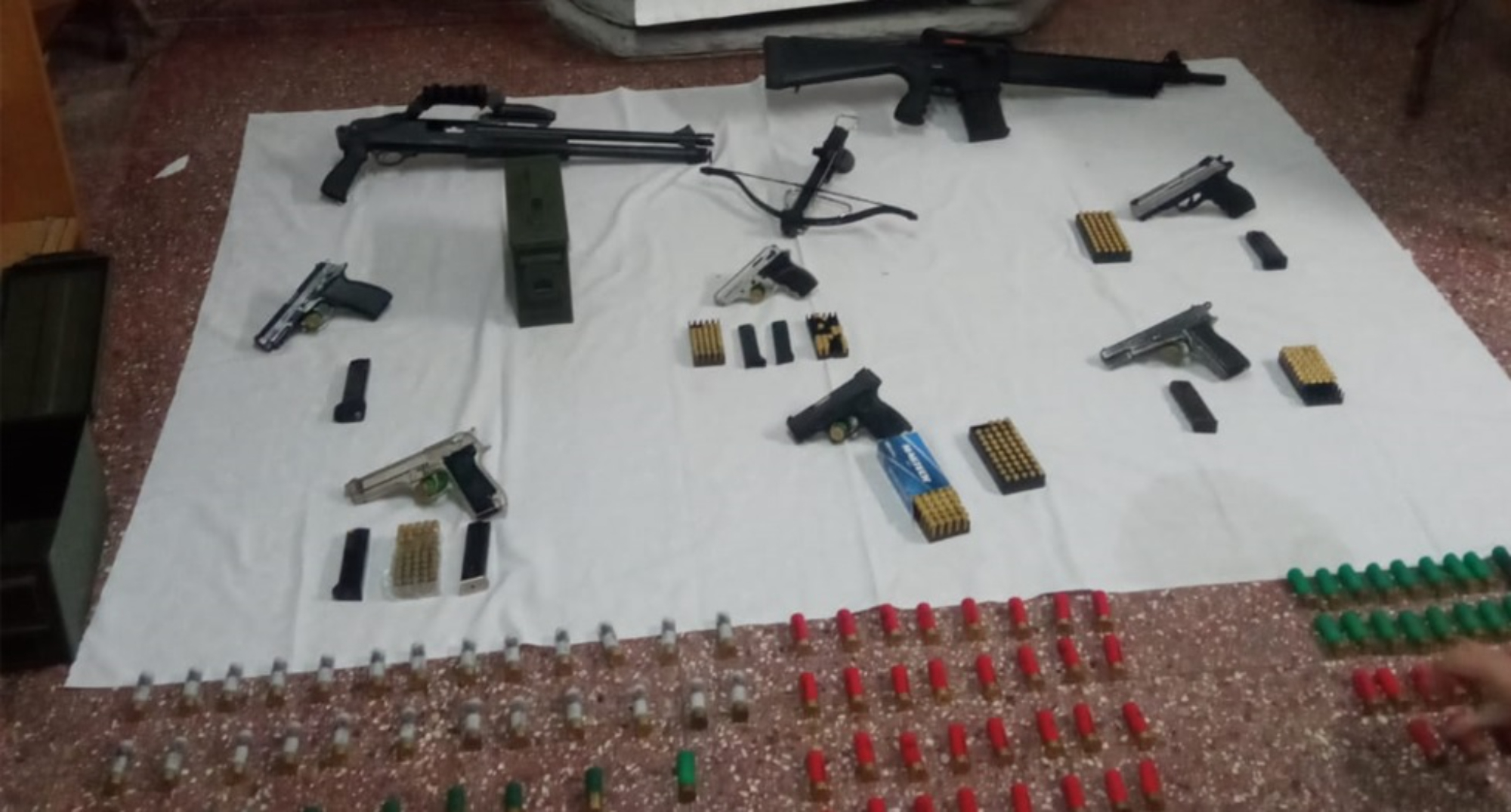 Las armas y parte de las municiones que fueron secuestradas en el operativo.