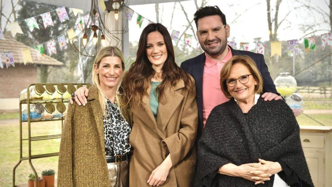 La conductora de Bake Off, Paula Chaves, junto a los jurados Damián Betular, Dolly Irigoyen y Pamela Villar.