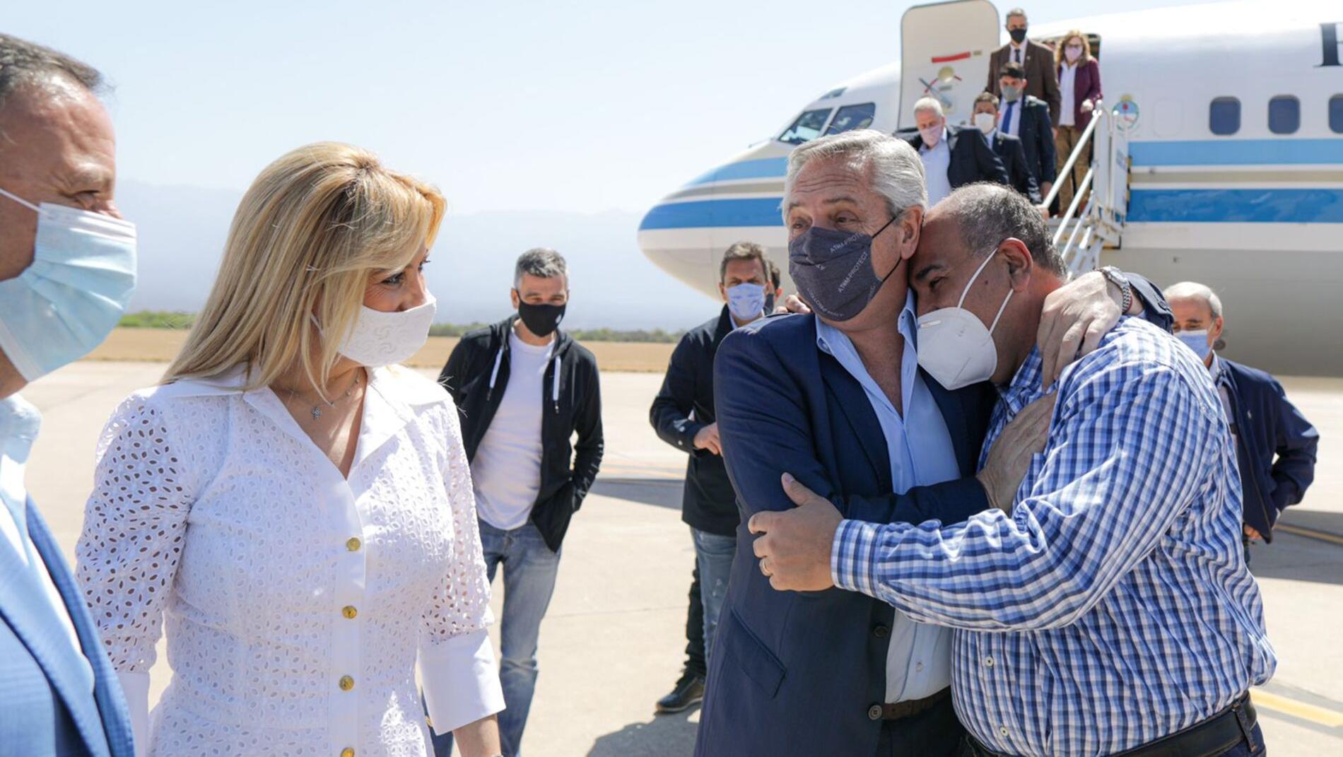 La primera foto de Alberto Fernández junto a Juan Manzur, tras la designación como jefe de   <a href='https://www.cronica.com.ar/tags/Gabinete'>Gabinete</a> del gobernador tucumano.